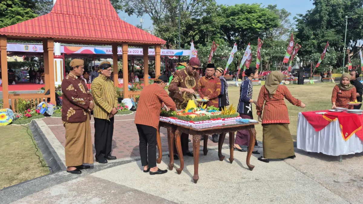 Bupati klaten potong tumpeng HUT 222 Klaten selanjutnya diserahkan ke Bulati Sleman Harda Kiswaya yang datang sebagai tamu kehormatan.