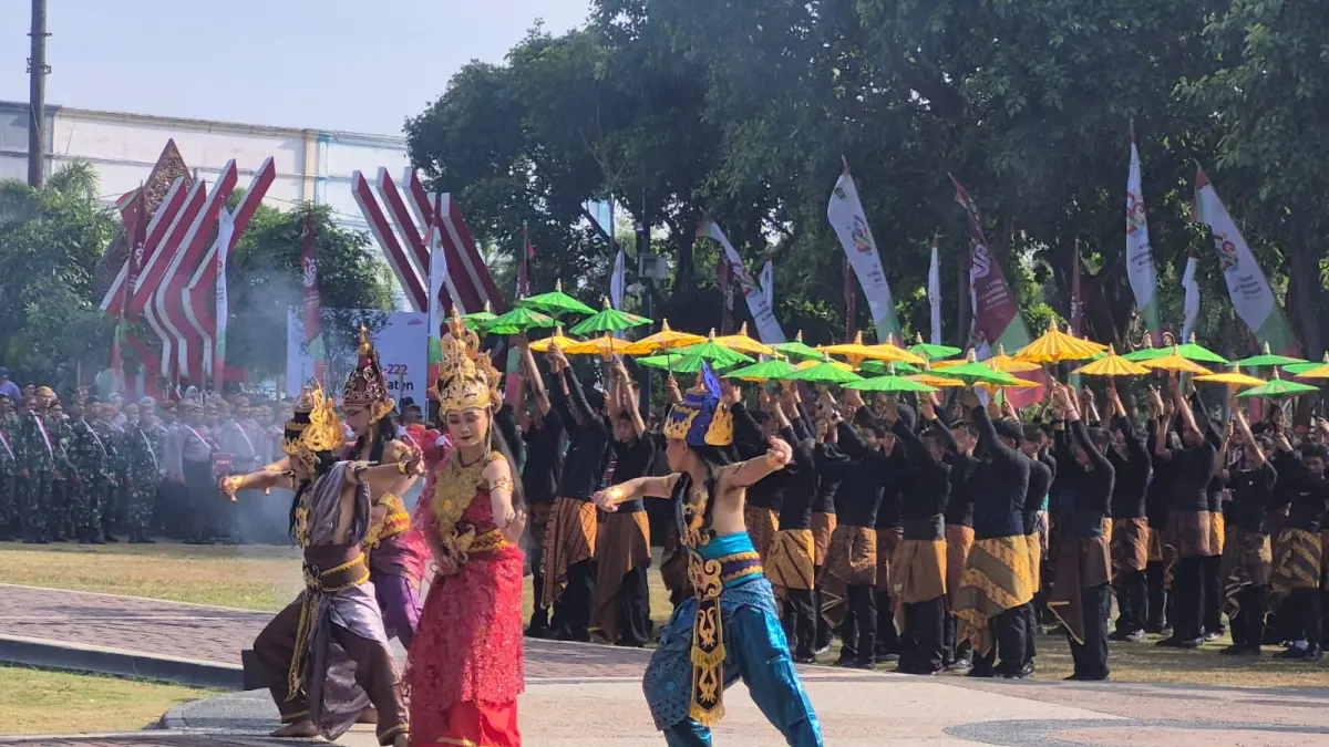 Pertunjukkan pragmen yang menceritakan berdirinya Kabupaten Klaten sejak 222 tahun lalu hingga perkembangannya saat ini pada saat upacara Hari Jadi 222 Kabupaten Klaten di Alun Alun Klaten, Selasa (28/07/2026) - Joko Suhendro