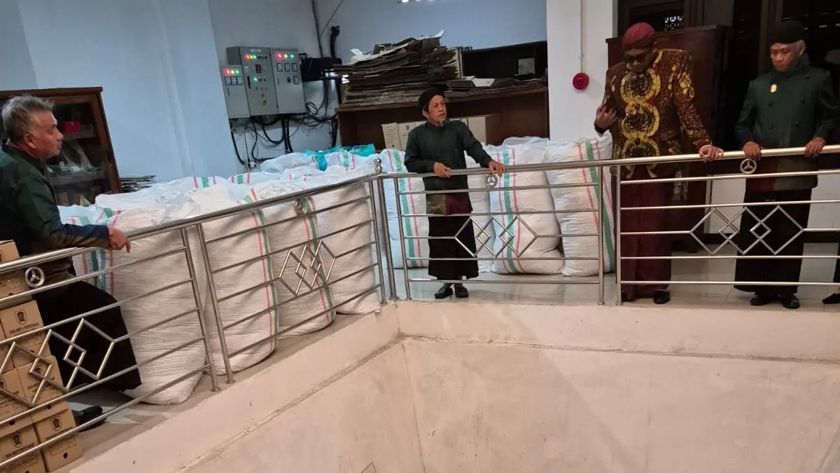 Bupati Klaten Hamenang Wajar Ismoyo saat mengamati Sendang Kanjengan yang berada di dalam Bangunan Kantor Dinas Arsip dan Perpustakaan Kabupaten Klaten di Jalan Lombok Nomor 2, Dukuh Kanjengan, Kelurahan Bareng, Klaten Tengah, Selasa (28/7/2026) - Joko Suhendro