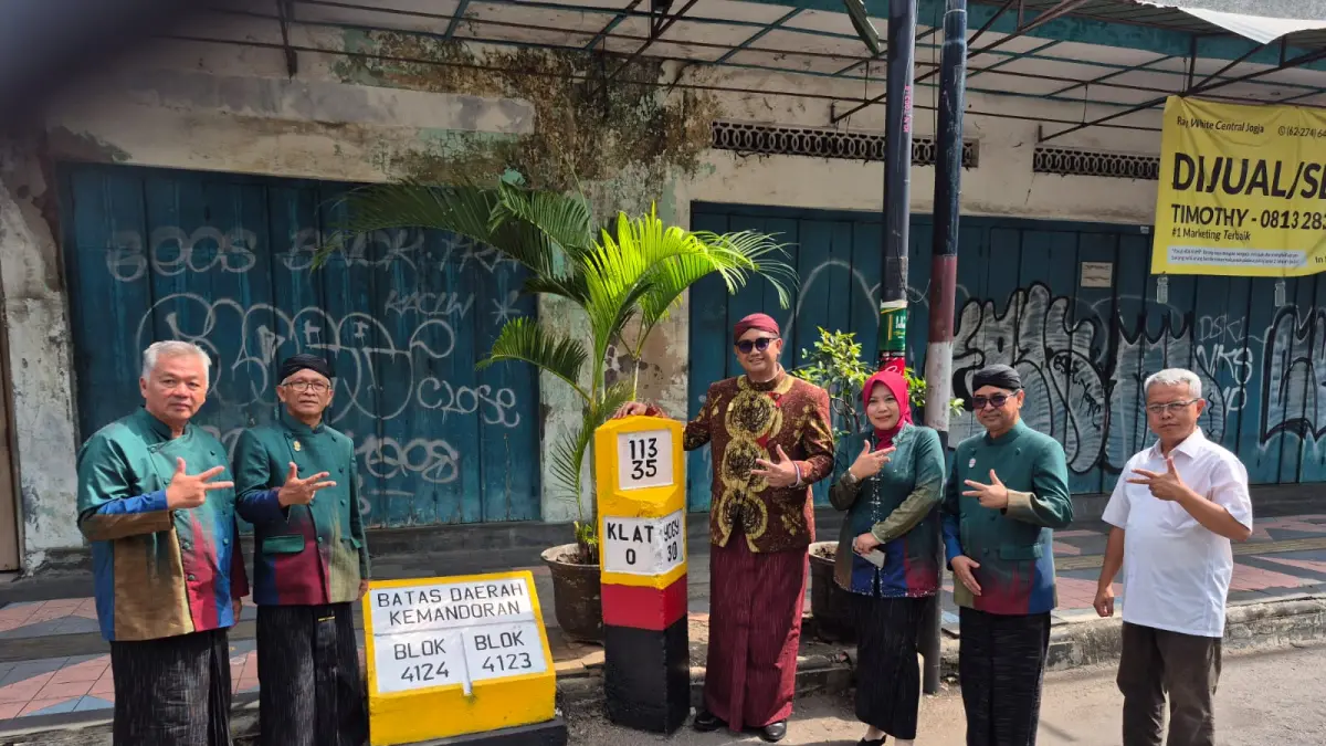 Bupati Klaten Hamenang Wajar Ismoyo dengan berbusana khas Klaten (Lurik) saat mengunjungi lokasi Titik Nol Klaten yang berada di Jalur Lambat Jalan Pemuda No. 62, Kampung Kanjengan, Kelurahan Bareng, Kecamatan Klaten Tengah, Selasa (28/7/2026).