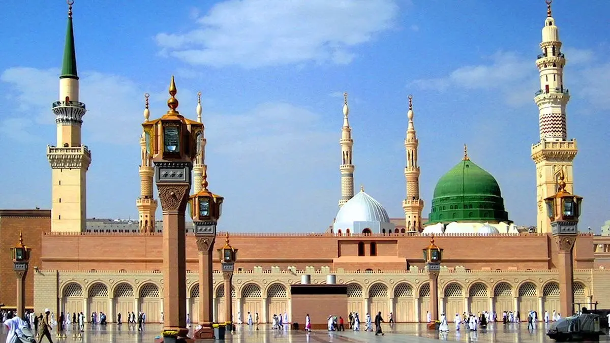 Suasana Masjid Nabawi di Madinah dengan kubah hijau ikonik dan deretan menara yang menjadi salah satu destinasi utama umat Islam. (Pinterest/ M Baigbarlas)