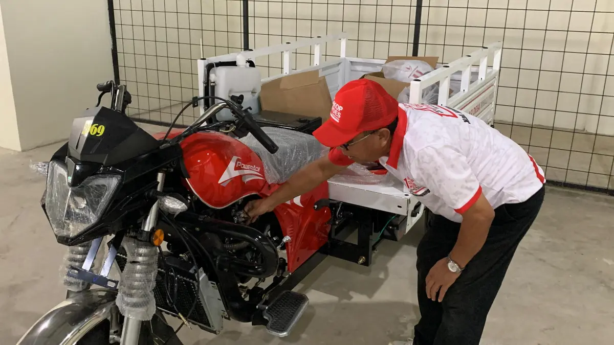 ASET: Pengurus Koperasi Desa Merah Putih memperlihatkan kendaraan untuk menunjang operasional. (ANOM BAGASKORO/RADAR JOGJA)&nbsp;