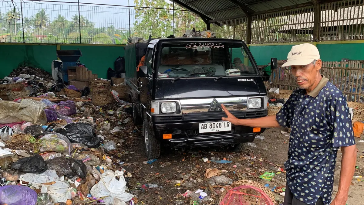 TUMPUKAN: Petugas KSM melakukan pemilahan sampah sebelum dikirim ke TPA Banyuroto. (ANOM BAGASKORO/RADAR JOGJA)&nbsp;