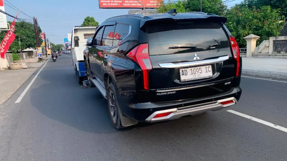 Mobil Mitsubishi Pajero yang terlibat kecelakaan maut di Jalan Wonosari–Yogyakarta, Padukuhan Siyono Wetan, Kalurahan Logandeng, Kapanewon Playen, dievakuasi menggunakan kendaraan derek milik Dinas Perhubungan Gunungkidul, Kamis (30/7/2026). (Foto: Dzika Fajar / Radar Jogja)&nbsp;