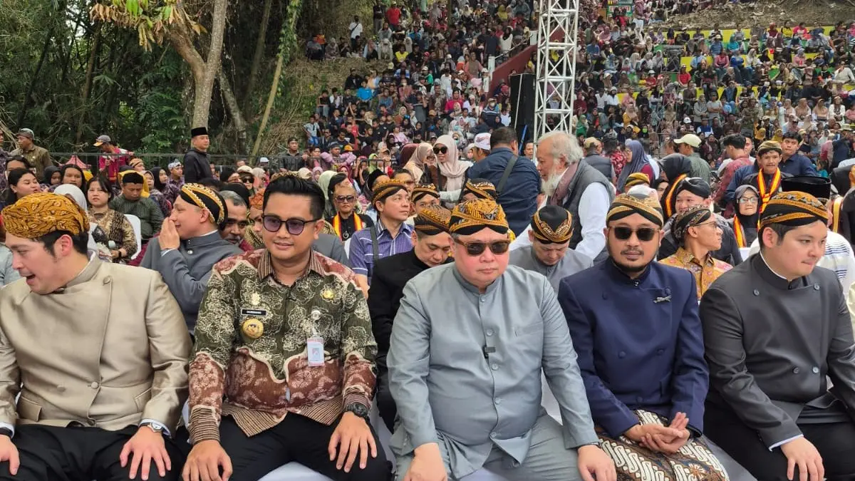 Bupati Klaten Hamenang Wajar Ismoyo dan Menko Perekonomian RI Airlangga Hartanto yang hadir dalam ritual Sebaran Apem Jatinom, Jumat (31/7/2026). - JOKO SUHENDRO