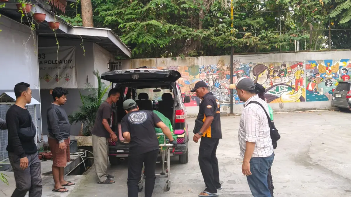 Penanganan korban meninggal dunia di samping timur Ruko Pusat Oleh-oleh Putri Kembar, Jalan Laksda Adisucipto Km 7,5, Tambakbayan, Kalurahan Caturtunggal, Kapanewon Depok, Kabupaten Sleman. (Foto: Dokumentasi Polresta Sleman)&nbsp;