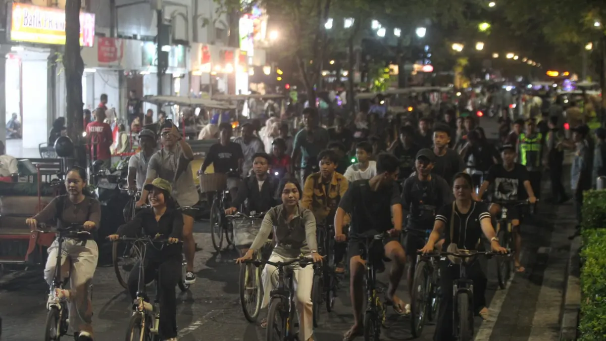 Peserta Jogja Last Friday Ride (JLFR) bersepeda melintasi kawasan Malioboro, Kota Jogja, Jumat malam (31/7/2026). (Foto: Guntur Aga Tirtana/Radar Jogja) 