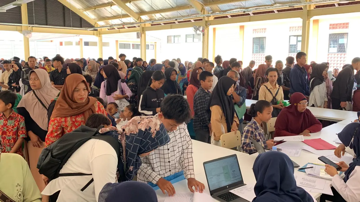 REGISTRASI: Ratusan siswa bersama orangtua memadati area pendaftaran masuk SR. (Foto: ANOM BAGASKORO/RADAR JOGJA)&nbsp;