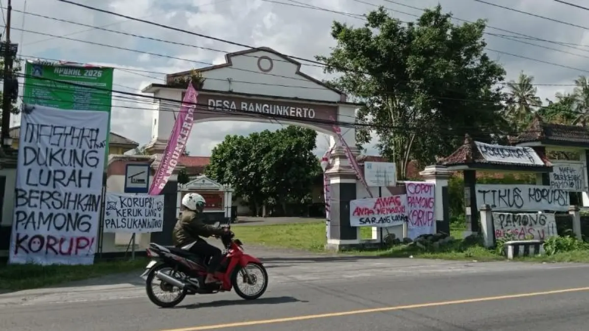 Spanduk protes penyelewengan dana di Kalurahan Bangunkerto, Turi, Sleman. (Foto: Delima Purnamasari/Radar Jogja)