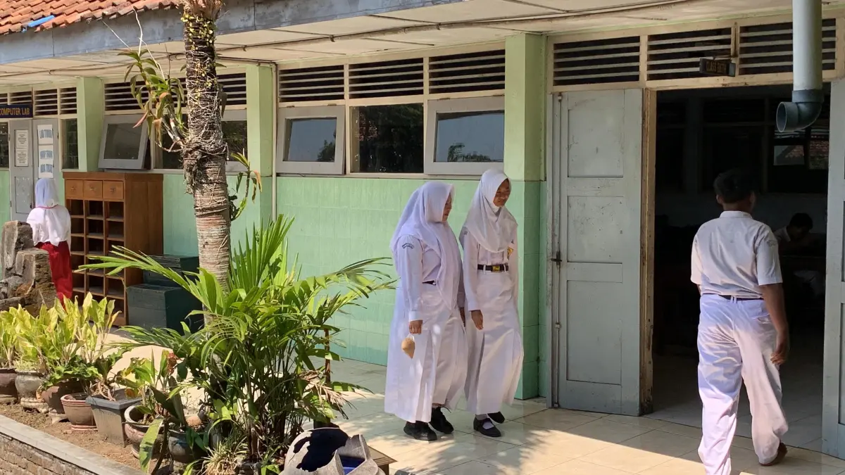 KEGIATAN: Siswa SMPN 2 Galur berjalan di selasar sekolah selama MPLS awal Juli 2026 lalu. (Foto: ANOM BAGASKORO/RADAR JOGJA)&nbsp;