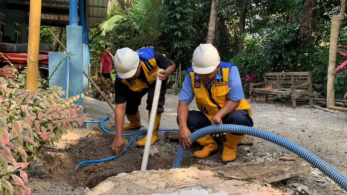 SEDOT: Petugas sedot WC melakukan penyedotan tinja yang memnuhi bak septic tank. (Foto: ANOM BAGASKORO/RADAR JOGJA)&nbsp;