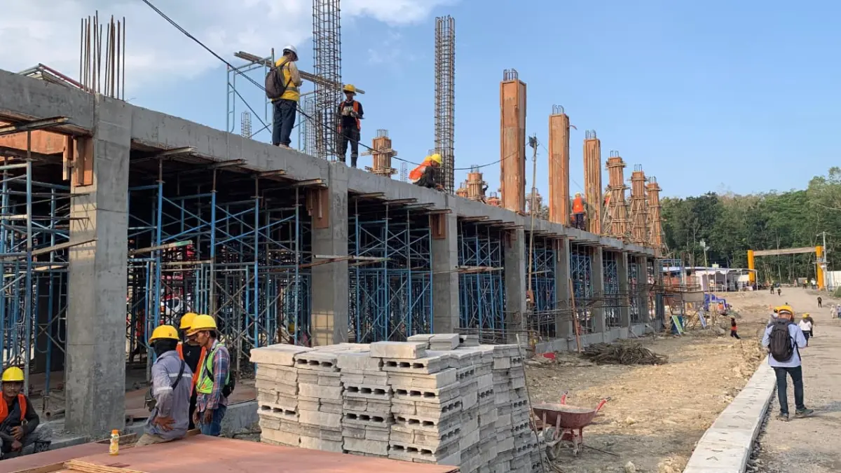 Pekerja proyek melakukan pengerjaan struktur bangunan sekolah rakyat di Kulon Progo. (Foto: ANOM BAGASKORO/RADAR JOGJA)
