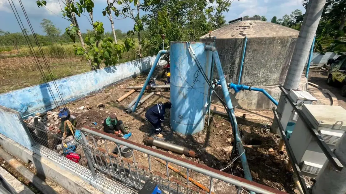 Petugas Bagian Pemeliharaan bersama tim PDAM Tirta Handayani Cabang Seropan melakukan redesain sistem pompa di reservoir sebagai bagian dari upaya menjaga dan meningkatkan pelayanan air bersih. (Dok. PDAM Tirta Handayani)