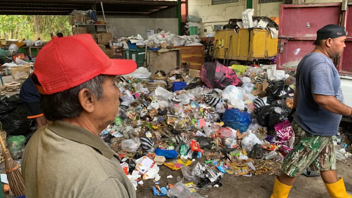 Petugas KSM Sampurna Asih memilah sampah yang belum dibedakan antara sampah organik dan anorganik. (Foto: ANOM BAGASKORO/RADAR JOGJA)