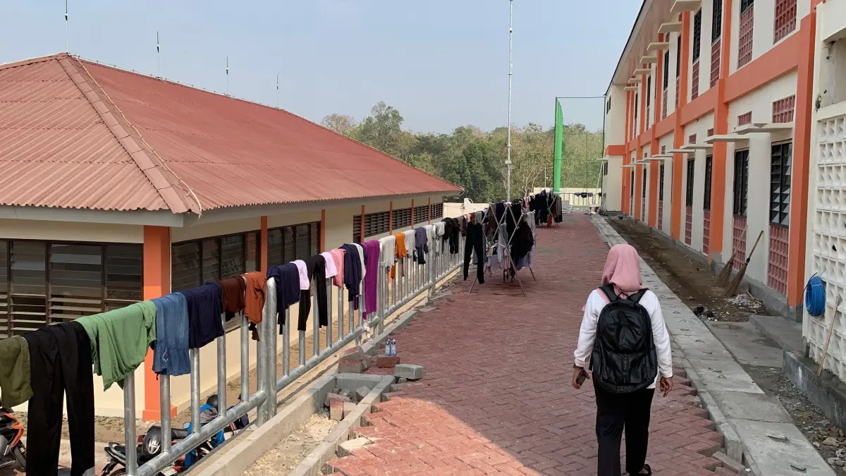 Siswa sekolah rakyat terintegrasi 1 Kulon Progo menjemur pakaian di pagar asrama. (Foto: ANOM BAGASKORO/RADAR JOGJA)&nbsp;