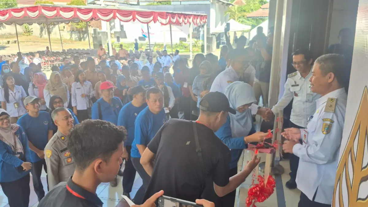 Kepala Dinas Perindustrian dan Tenaga Kerja Kabupaten Klaten, Luciana Rina Damayanti menggunting pita menandai dibukanya Job Fair Klaten 2026 di Gedung Sunan Pandanaran RSPD Klaten, Selasa (5/8/2026) - joko suhendro
