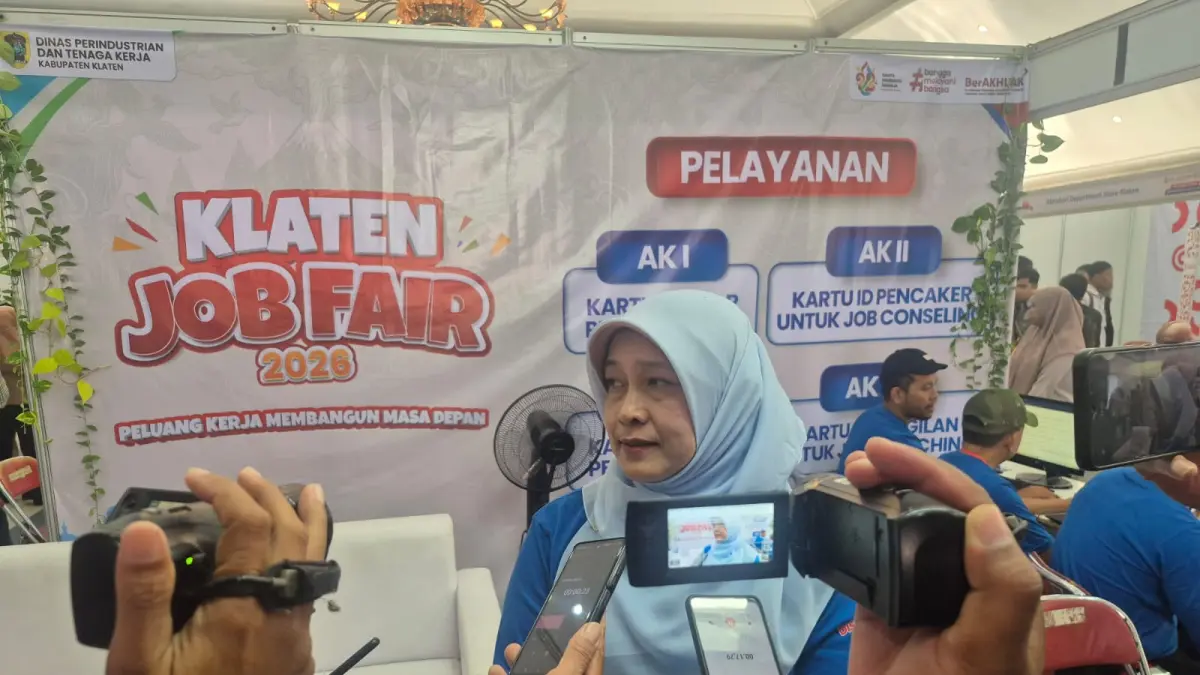 Kepala Dinas Perindustrian dan Tenaga Kerja Kabupaten Klaten, Luciana Rina Damayanti saat memberikan keterangan pers tentang pelaksanaan Job Fair Klaten 2026 di Gedung Sunan Pandanaran RSPD Klaten, Selasa (5/8/2026) - Joko Suhendro