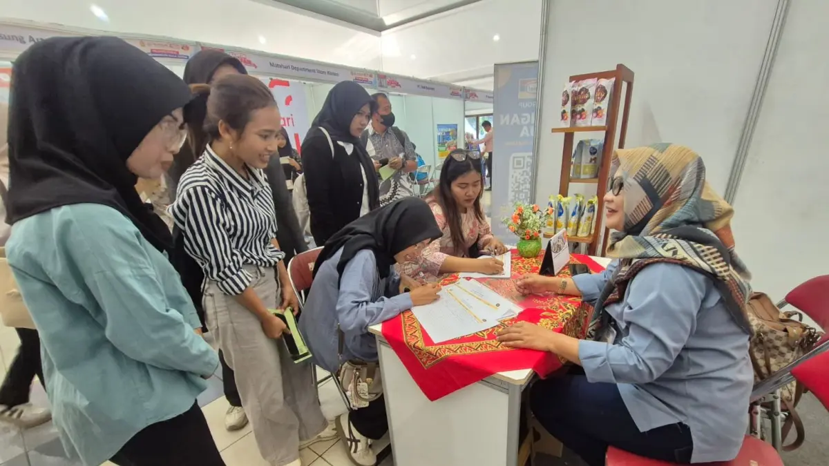 Para pencari kerja antre  mengisi formulir  pendaftaran lamaran kerja di salah satu stand Job Fair Klaten 2026 di Gedung Sunan Pandanaran RSPD Klaten,  Selasa (5/8/2026).