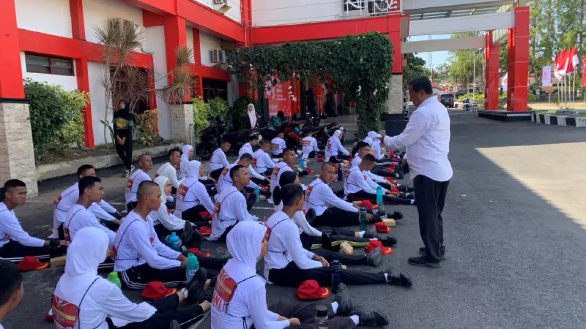 PENGARAHAN: Kepala Badan Kesatuan Bangsa dan Politik (Kesbangpol) Gunungkidul Wahyu Nugroho memberikan pengarahan kepada calon Paskibraka saat latihan di lapangan depan Kantor Pemkab Gunungkidul. (Dzika Fajar/Radar Jogja)
