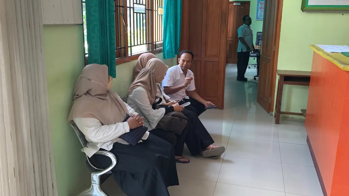PULIH: Siswa SMKN 1 Nanggulan kembali bersekolah walau sempat mengalami mual muntah. (Foto: ANOM BAGASKORO/RADAR JOGJA)