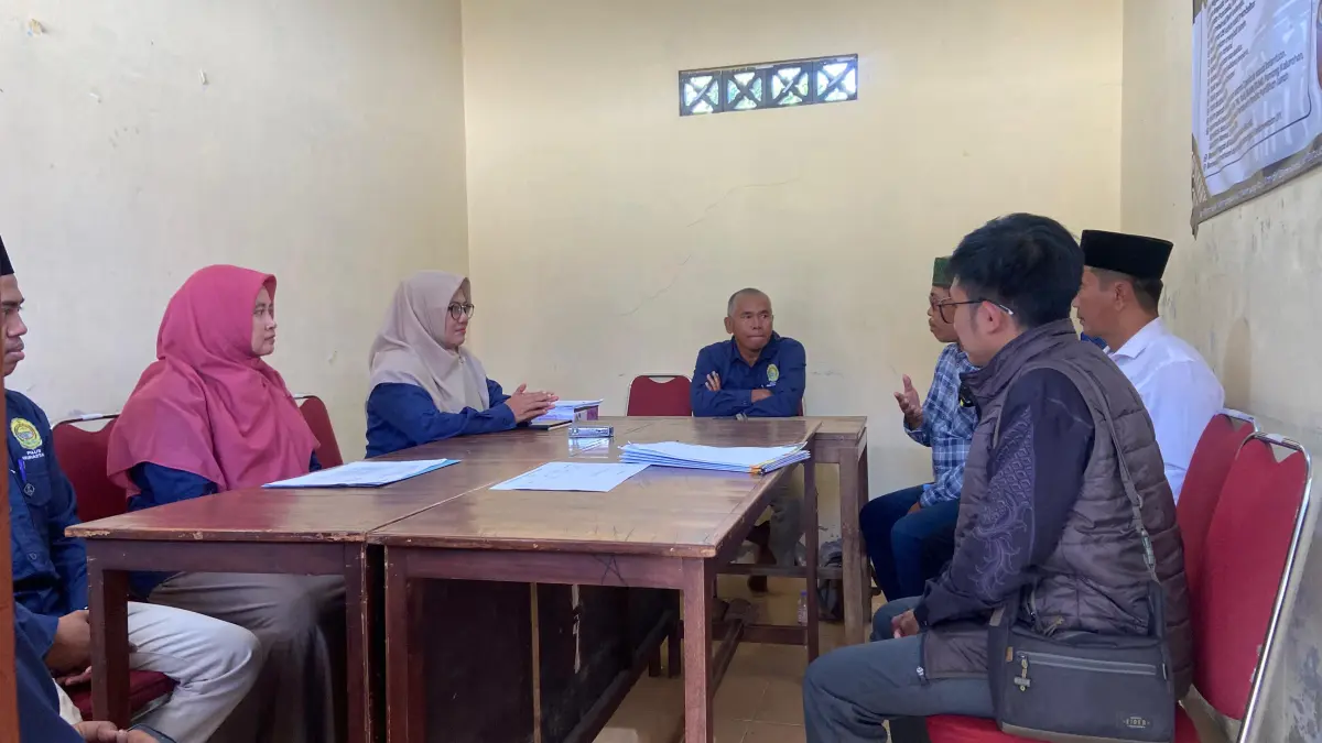Salah satu calon lurah sedang mendaftarkan diri menjadi lurah di Kalurahan Srimartani, Piyungan. (Cintia Yuliani/Radar Jogja)

