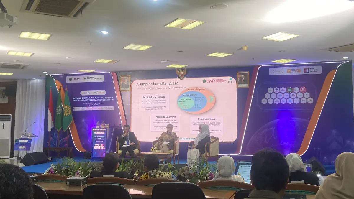 Wakil Rektor Bidang Mutu, Reputasi, dan Kemitraan Universitas Muhammadiyah Yogyakarta Slamet Riyadi (kiri) sedang memaparkan materi. (Foto: Cintia Yuliani/Radar Jogja)