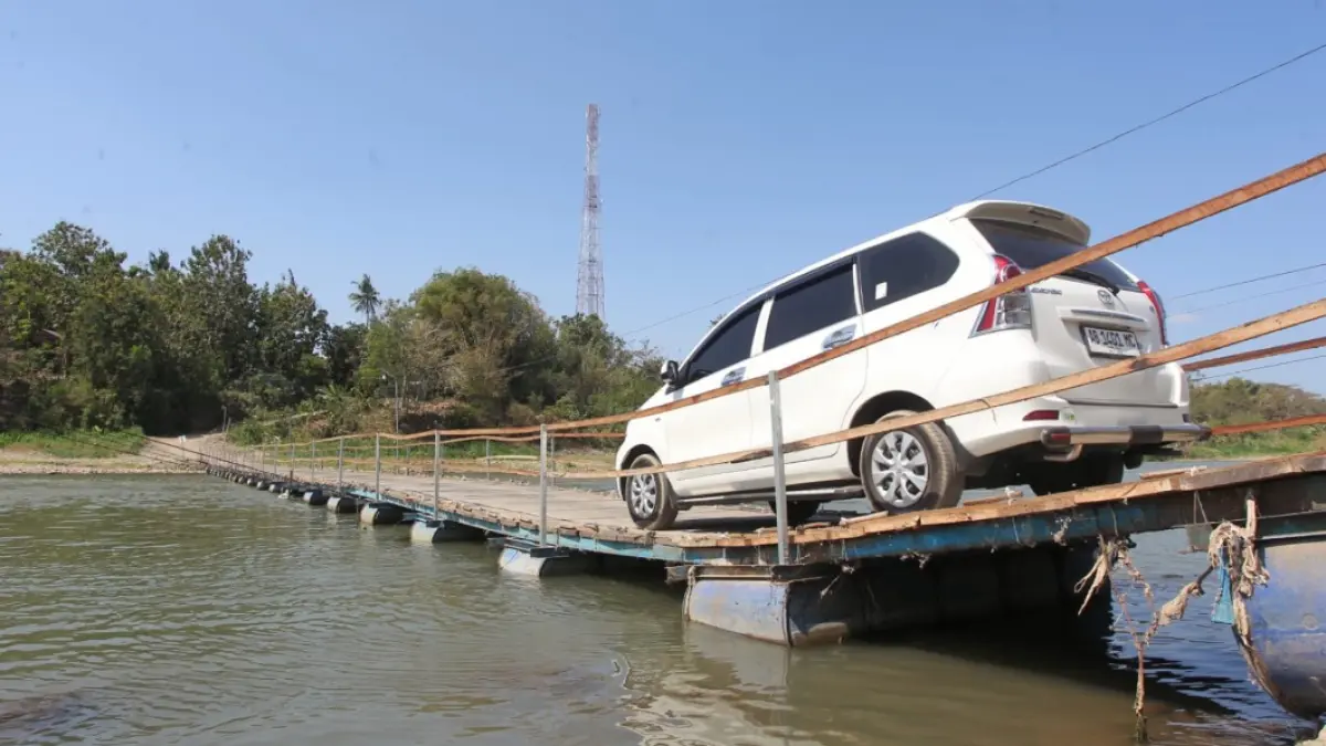 Jembatan apung dari tong-tong bekas yang kini menghubungkan Kulon Progo dengan Bantul. (Guntur Aga/Radar Jogja)
