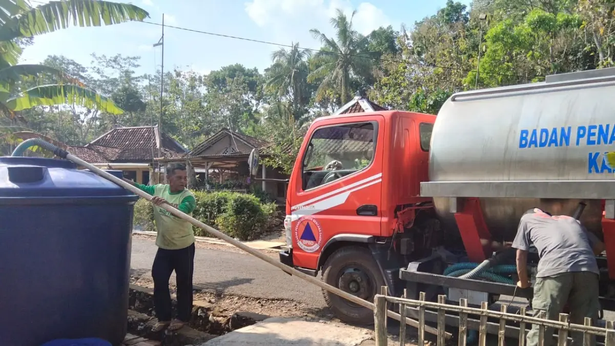 Petugas BPBD Gunungkidul menyalurkan bantuan air bersih kepada warga di wilayah terdampak kekeringan. Hingga Agustus 2026, sebanyak 216 tangki air telah didistribusikan melalui alokasi BPBD. (Dok. BPBD Gunungkidul)