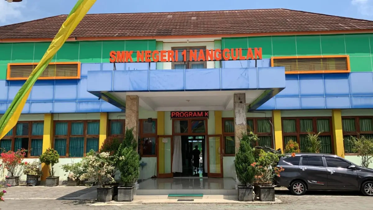 PULIH: Siswa SMKN 1 Nanggulan kembali beraktivitas seperti biasa setelah mengalami gejala keracunan. (ANOM BAGASKORO/RADAR JOGJA)