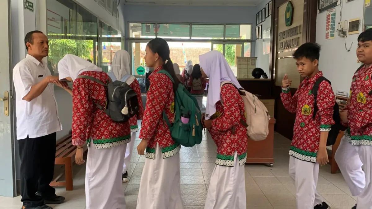 PULIH: Siswa SMPN 1 Nanggulan kembali beraktivitas kembali setelah gejala keracunan muncul. (ANOM BAGASKORO/RADAR JOGJA)