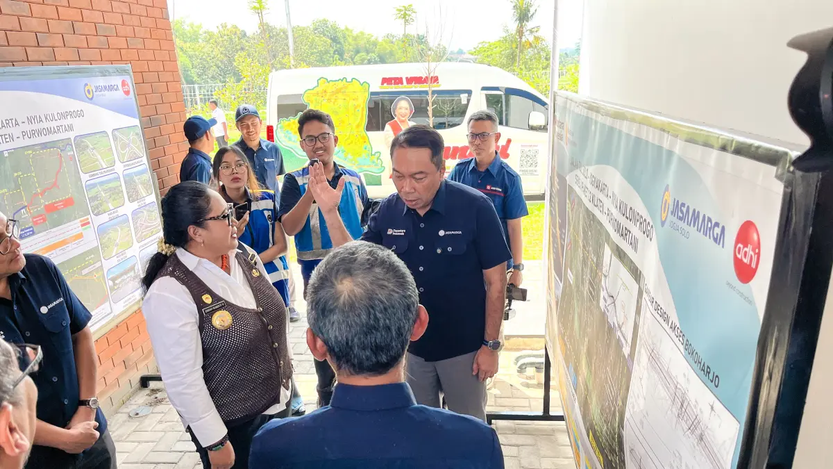 Bupati Gunungkidul Endah Subekti Kuntariningsih melihat peta rencana pengembangan akses jalan tol menuju wilayah Gunungkidul dalam audiensi dengan Jasa Marga. (Dok. Pemkab Gunungkidul)