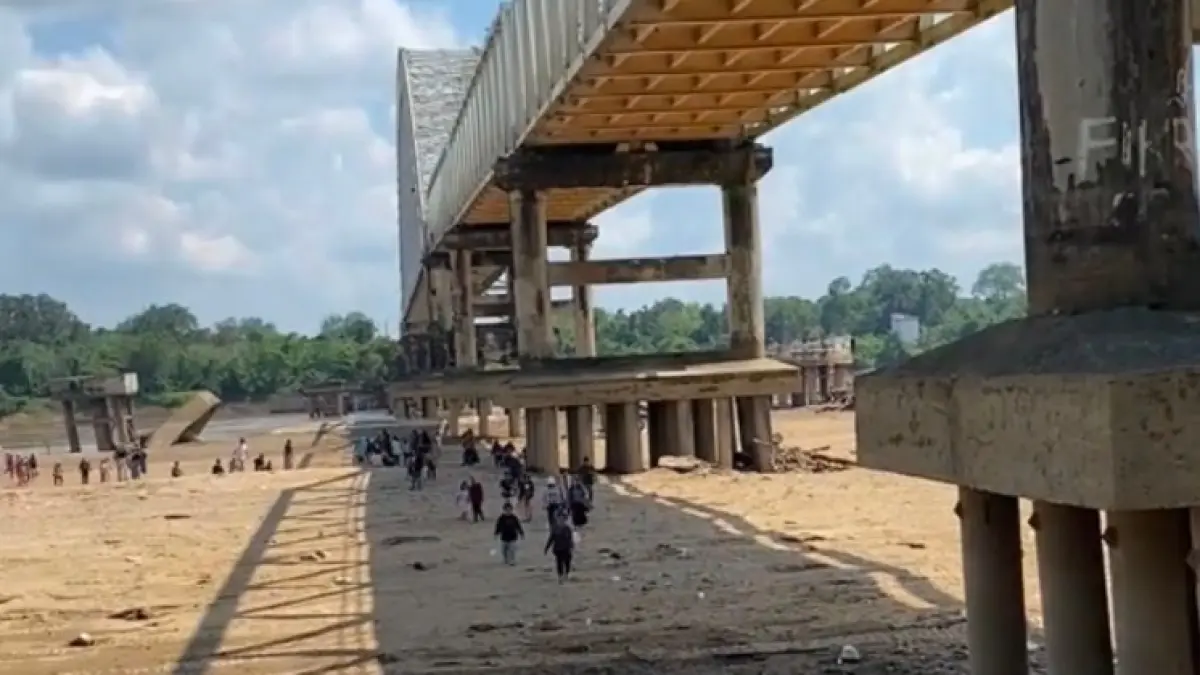 Foto viral sungai Barito mengering.