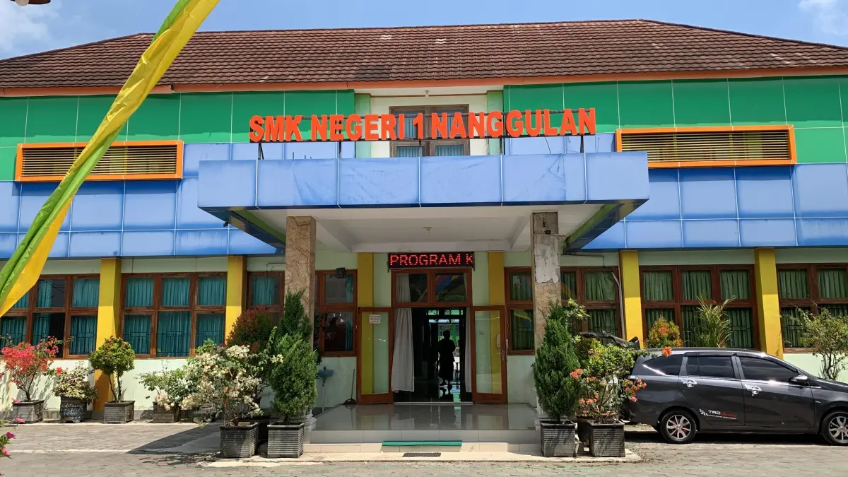 PULIH: Siswa SMKN 1 Nanggulan kembali beraktivitas seperti biasa, setelah mengalami gejala keracunan. (ANOM BAGASKORO/RADAR JOGJA)