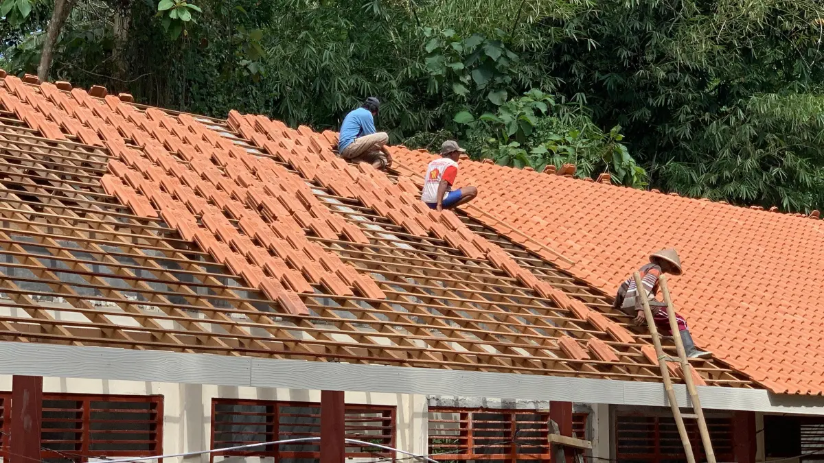 RELOKASI: Pekerja proyek membangun sarana SD Negeri Kokap yang mendapat kucuran bantuan dari Pemerintah Pusat. (ANOM BAGASKORO/RADAR JOGJA) 
