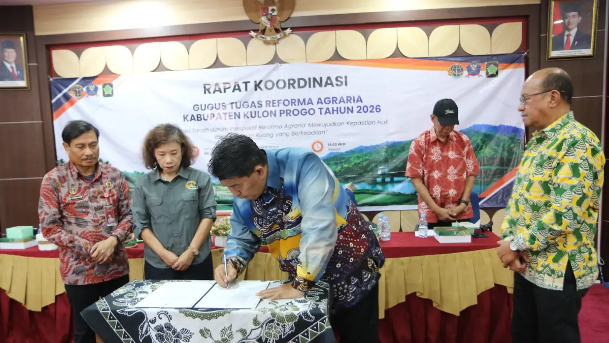 SIMBOLIS: Bupati dan Kepala BPN Kulon Progo menandatangani kesepakatan pembentukan Satgas. (Dokumentasi Pemkab Kulon Progo) 