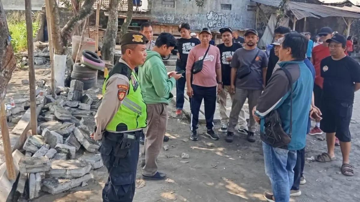 Penanganan tembok roboh. (Dokumentasi Polresta Sleman) 