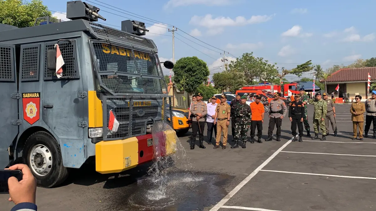 Armada milik Polres Kulon Progo unjuk gigi untuk pemadaman api. (ANOM BAGASKORO/RADAR JOGJA)