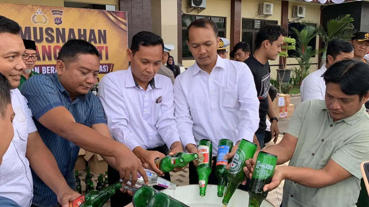 Kapolres, Dandim, dan Wabup Kulon Progo menuangkan miras ke dalam tong sampah. (ANOM BAGASKORO/Radar Jogja) 
