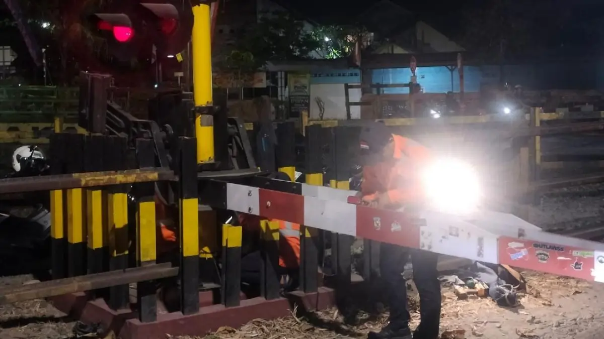 Peninjauan lokasi palang pintu kereta api yang rusak. (Dokumentasi Polresta Sleman) 