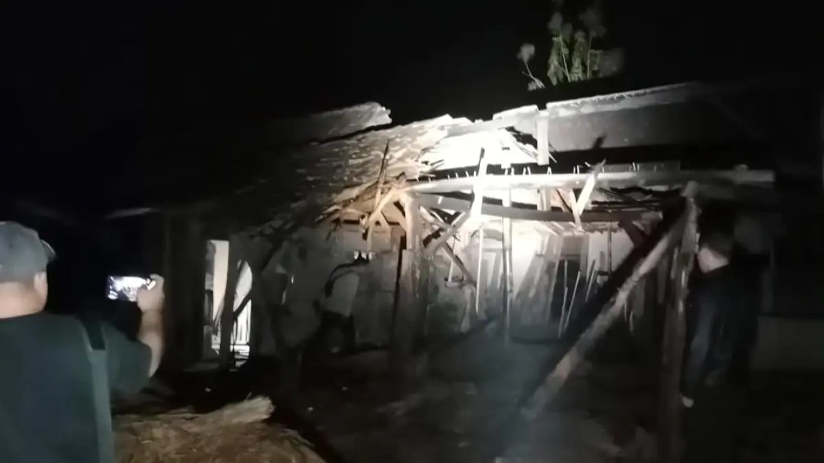 Petugas Polsek Wonosari mendokumentasikan kondisi kandang penyimpanan jerami milik warga di Padukuhan Ngaliyan, Kalurahan Pulutan, Kapanewon Wonosari. (Dok. Polsek Wonosari)