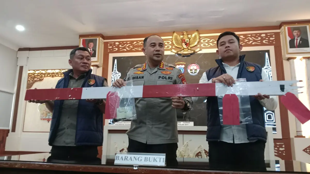 Jumpa pers kasus perusakan palang kereta dan bendera merah putih di Mapolresta Sleman, Selasa (11/8/2026). (Delima Purnamasari/Radar Jogja) 