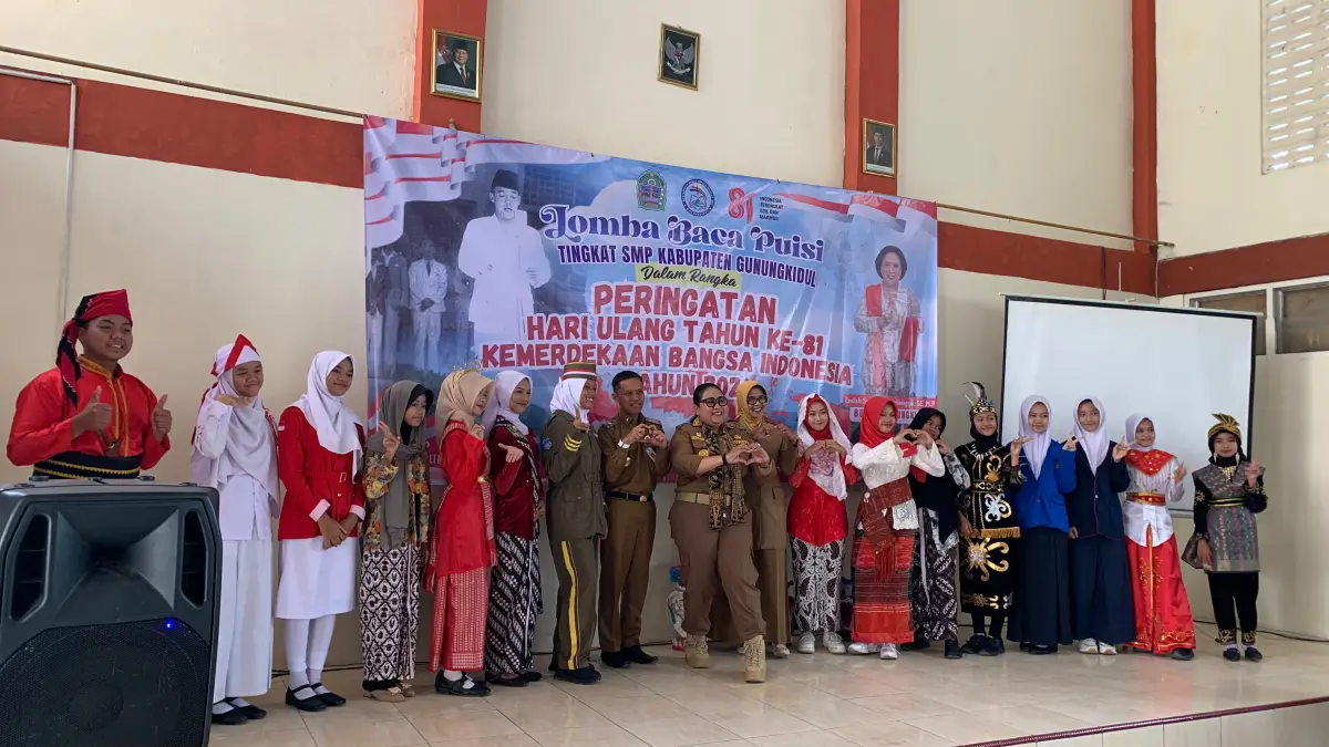 Lomba baca puisi tingkat Kabupaten Gunungkidul di SMP Negeri 1 Karangmojo, Selasa (11/8/2026). (Dzika Fajar/Radar Jogja)