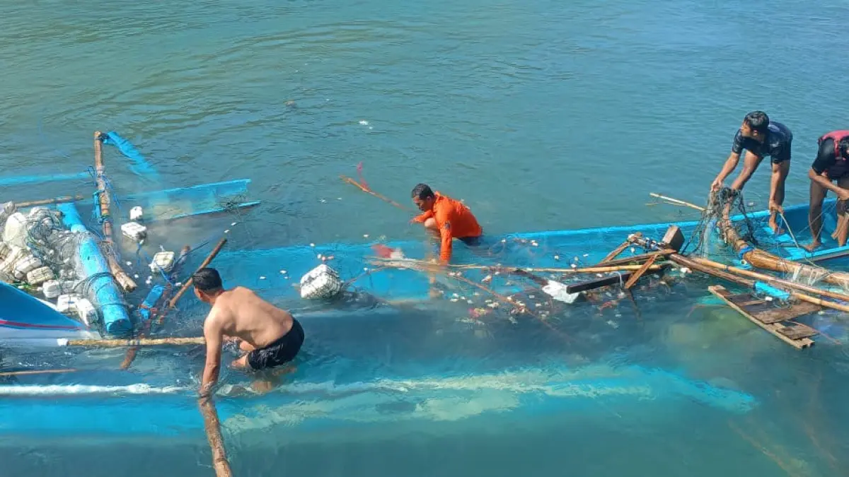 Petugas Satlinmas Rescue Istimewa Wilayah II bersama nelayan mengevakuasi perahu yang rusak akibat dihantam gelombang tinggi di Pantai Baron, Gunungkidul, Selasa (11/8/2026). (Dok. Satlinmas Istimewa II)