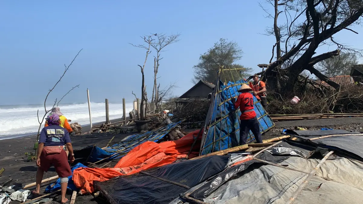 Warga pesisir Pantai Trisik mengevakuasi barang-barang yang tertinggal. (ANOM BAGASKORO/RADAR JOGJA) 