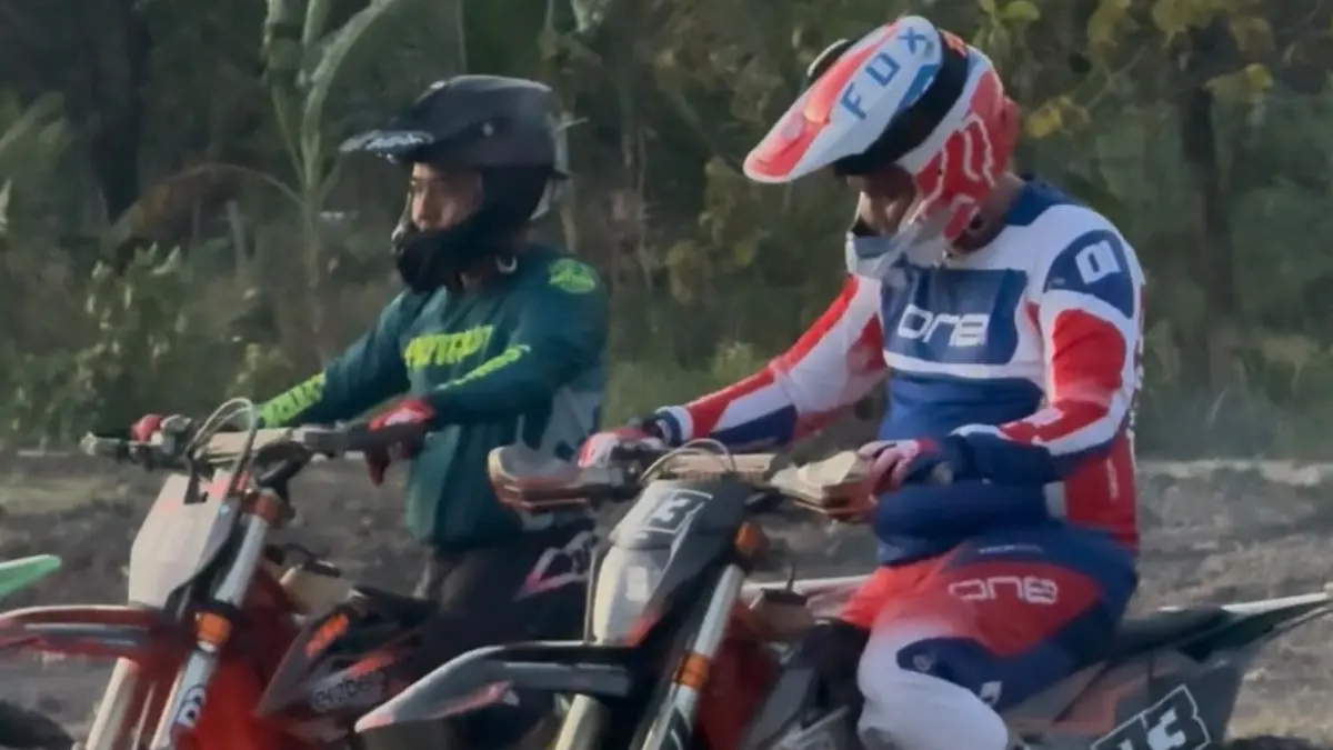 Bupati Klaten Hamenang Wajar Ismoyo saat test track di Sirkuit Bokong Semar, Rowo Jombor, Klaten. Sirkuit ini sudah siap untuk gelaran Klaten International Motocross & Kejurnas Motocross Round 6 Tahun 2026 yang akan dilaksanakan Sabtu – Minggu (22 – 23 Agustus 2026) - DISKOMINFO KLATEN
