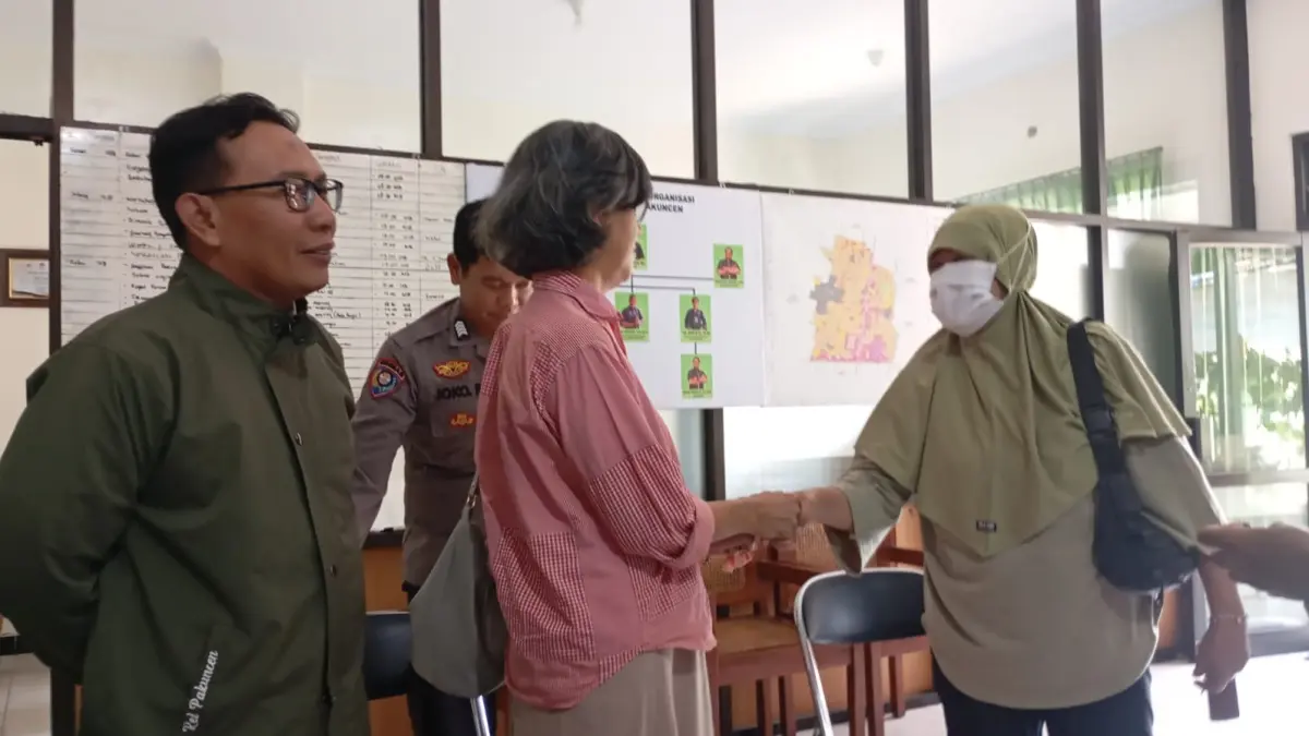 DAMAI: Pihak ahli waris makam Petra Ferianto (kiri) bersama dengan juru kunci TPU Kuncen Lama saat berdamai di Kantor Kelurahan Pakuncen, Kota Jogja, Rabu (12/8/2026). (FOTO// IWAN NURWANTO/Radar Jogja) 