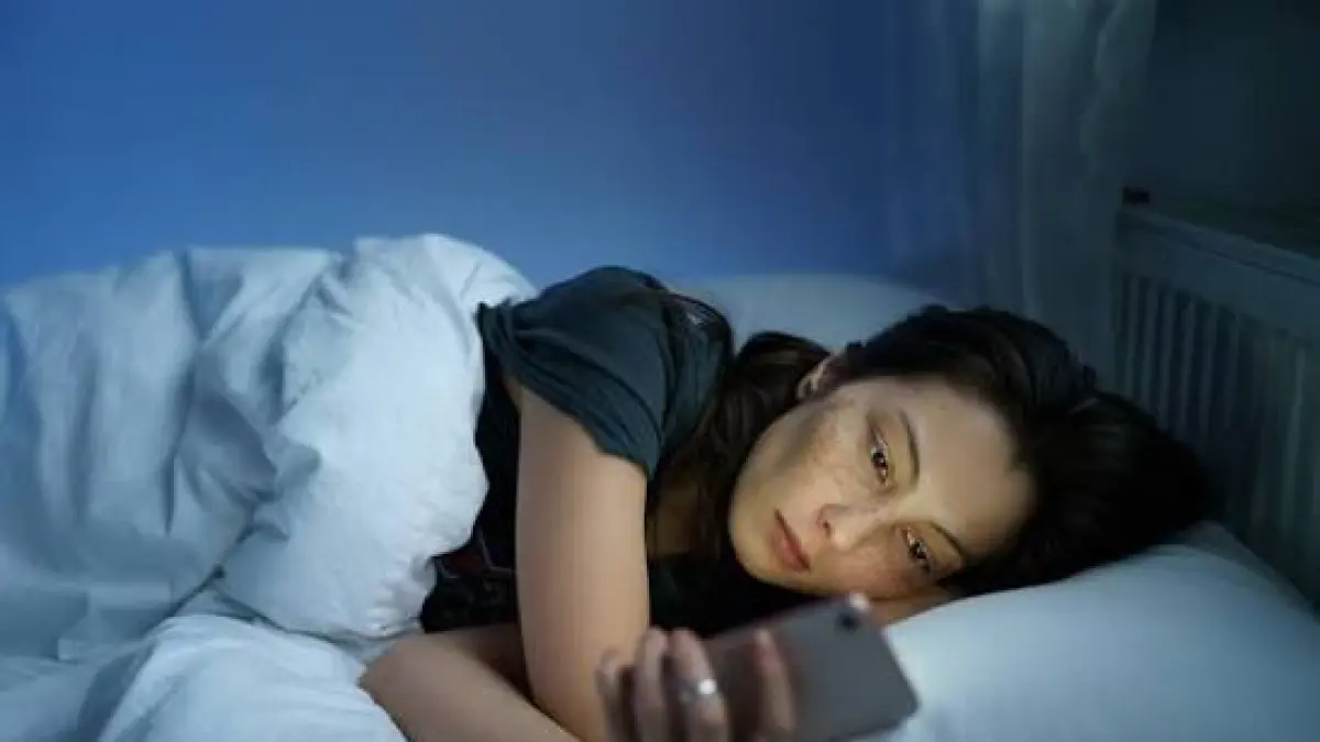 Ilustrasi bangun tidur langsung cek hape. 