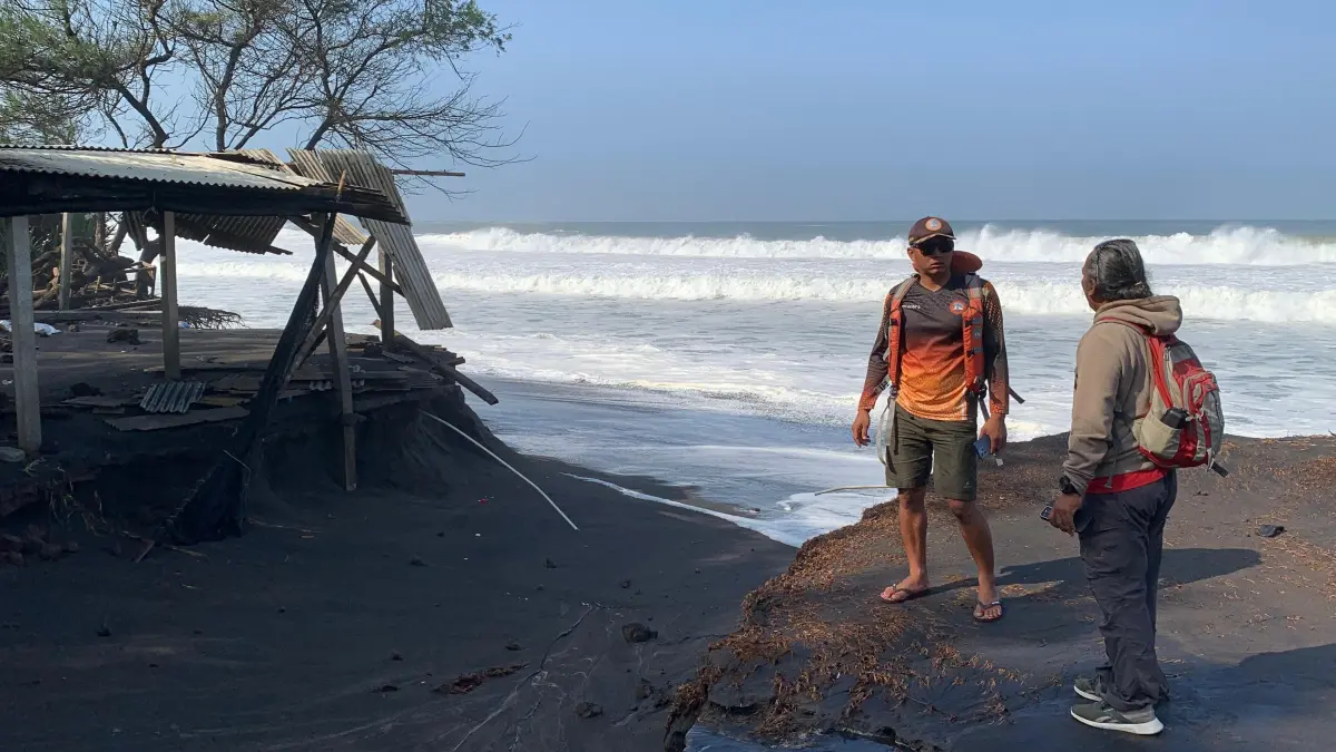 PARAH: Garis Pantai Trisik terus terkikis, Personel Satlinmas Resceu menunjukkan dampak abrasi. (ANOM BAGASKORO/RADAR JOGJA) 