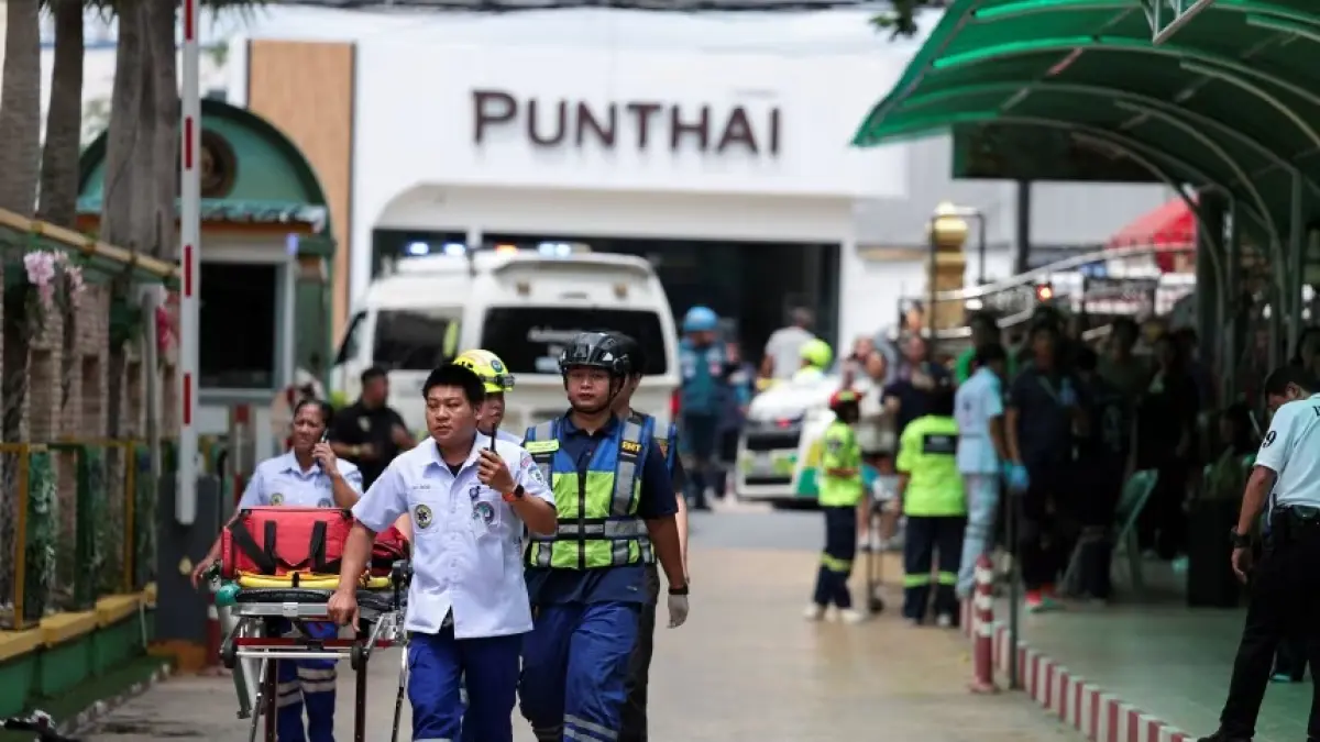 Petugas darurat sedang bertugas di Sekolah Debsirin Nonthaburi, lokasi insiden penembakan, di distrik Bang Kruai, provinsi Nonthaburi, di pinggiran Bangkok, Thailand (7/82026). (Sumber: Chalinee Thirasupa/Reuters)