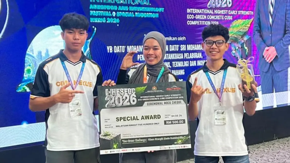 Tiga mahasiswa Teknik UMY yang berhasil meraih tiga penghargaan di Kompetisi Beton Internasional Malaysia. 